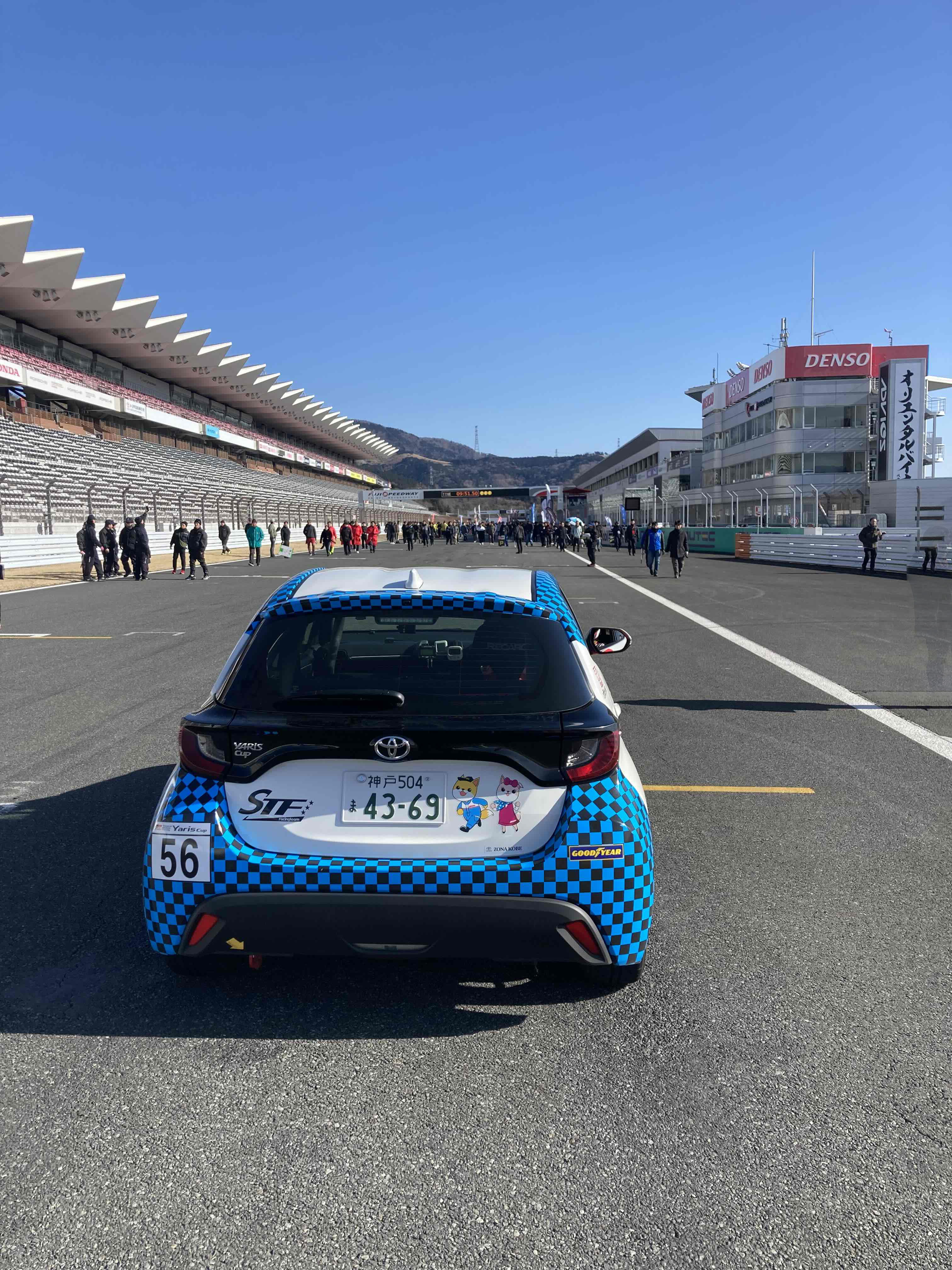 ホームストレートに立つ56号車の後ろ姿