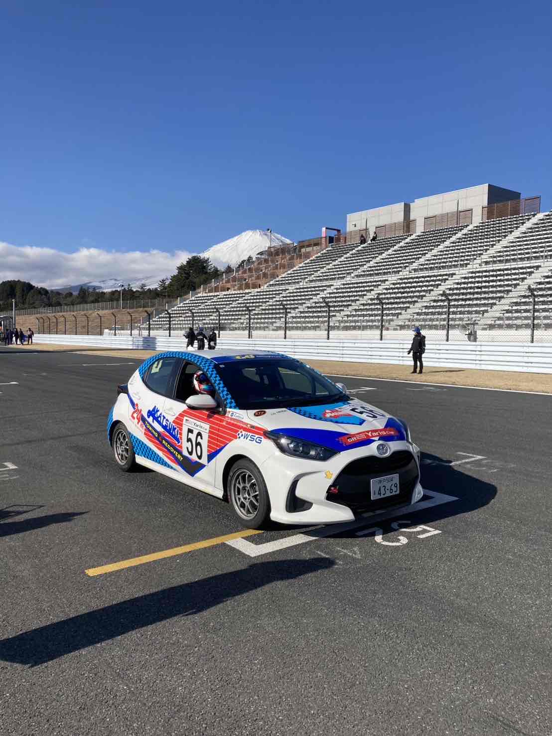 富士山を背景にした56号車