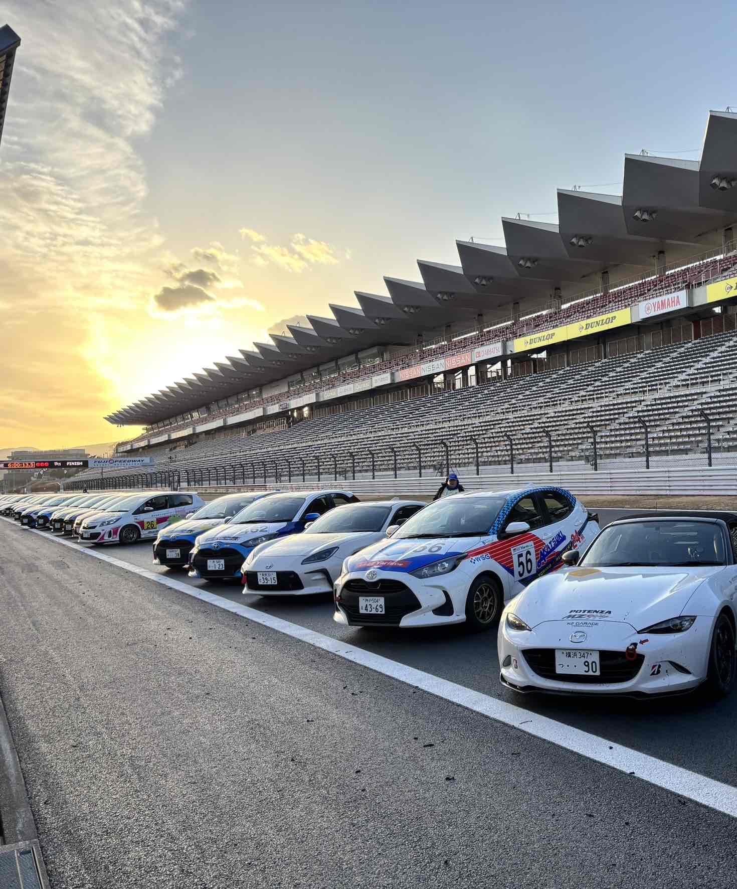 富士スピードウェイのピットに並ぶ参戦車両