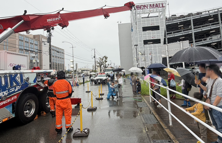 大型クレーンのデモンストレーションを見学する来場者