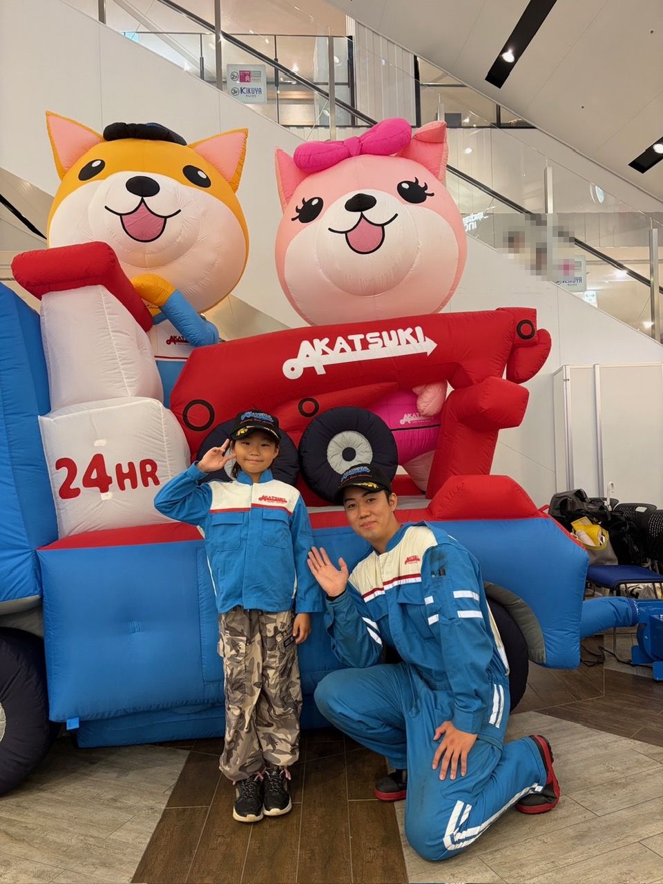隊員服姿で記念撮影をする子ども